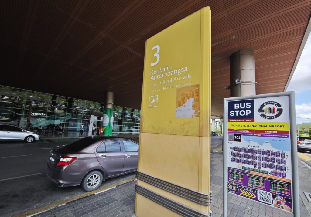 Travel Bajet ke Sarawak ? Ini Panduan Naik Bas Percuma Dari Airport Kuching ke Pusat Bandar !
