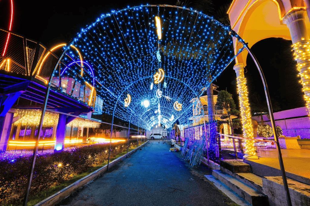 malam dicahayai lampu