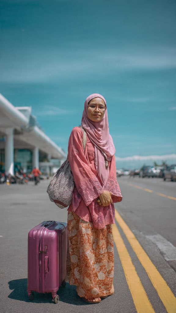 seorang muslimah melayu yang sedang travel